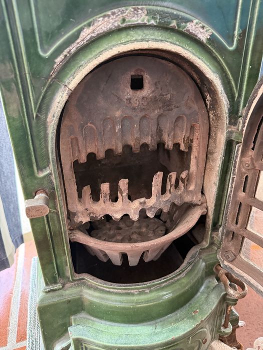 Salamandra antiga em ferro fundido