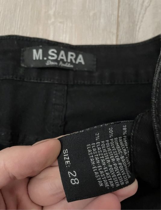 Czarne jeansy z nadrukiem