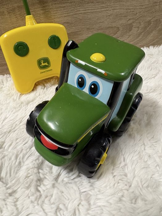 John Deere traktor na pilota