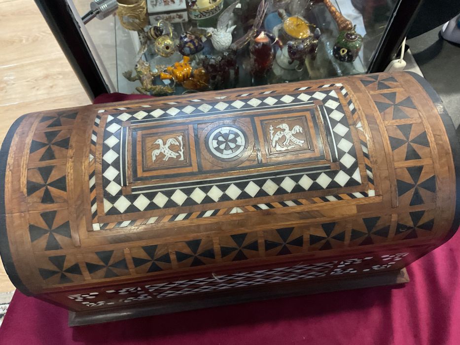 Caixa bau trabalhos com embutidos com 39x19x21 cm ,Vintage