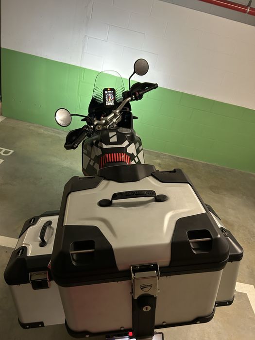 Ducati Desert X c 2 jogos de pneus