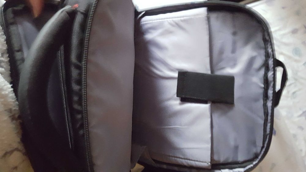 Mochila com múltiplos fechos