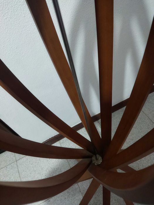 Cabide de pé em madeira