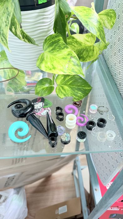 Прикраси для розтягнутих проколів (тунелі, спіралі, конуси), тюнери з hello kitty