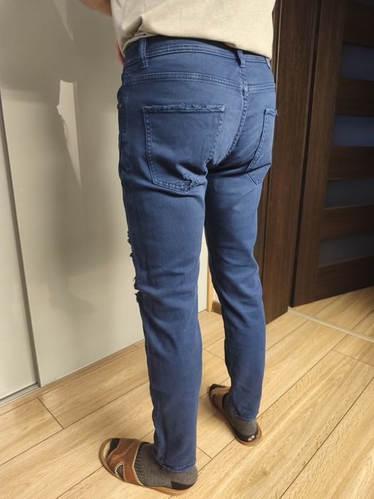 Spodnie męskie skiny fit z dziurami Bershka 31  31 niebieskie