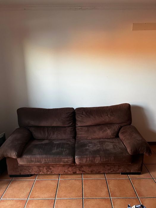 Sofá castanho rústico