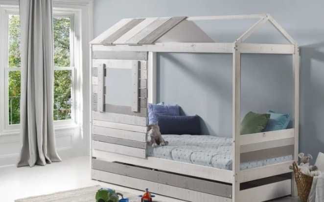 Cama estilo cabana comprei para o meu filho mas ele pouco pois ainda dormia comigo, a janela da para mover e tem uma base em baixo para outro colchão.
