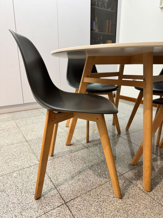 Mesa com 4 cadeiras como novo