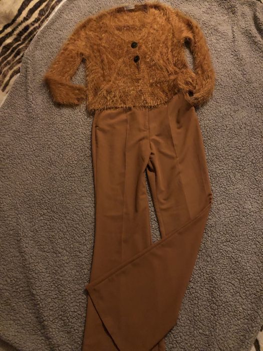 Calças largas  bolsos laterais e casaco com pelo