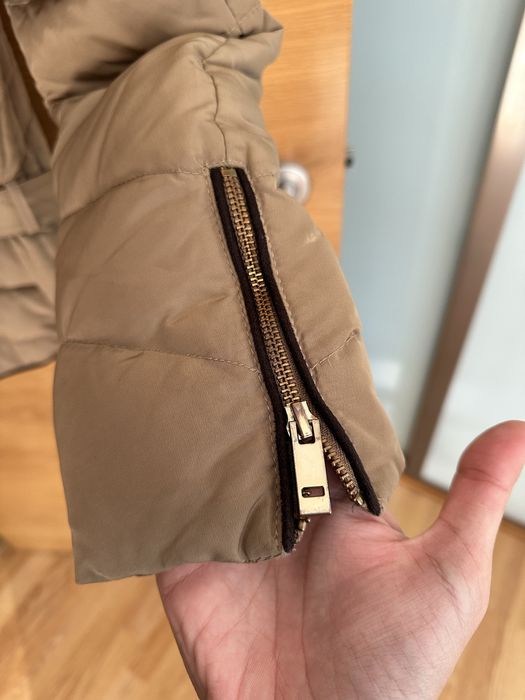 Casaco impermeável de penas com capuz