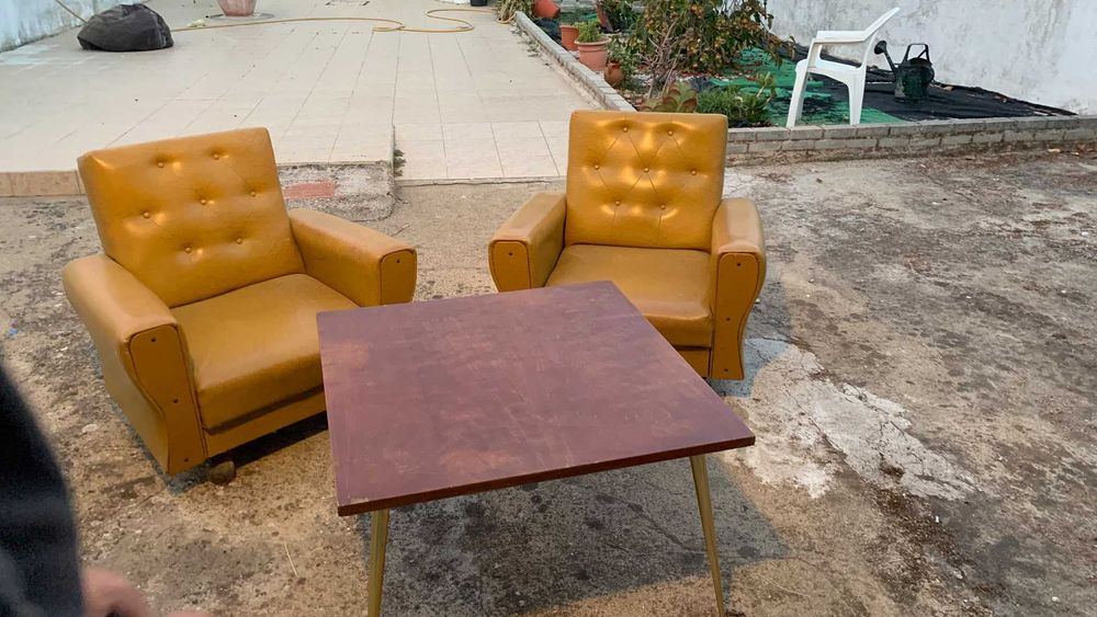 mobilia de casa para sala, dois sofás e uma mesa