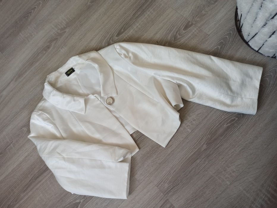 Bolerko w kolorze bialym