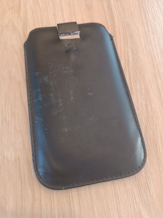 Czarne skórzane etui wsuwka