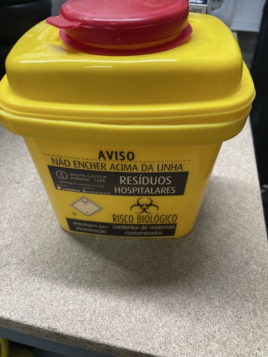 Contentor de laminas e agulhas usadas