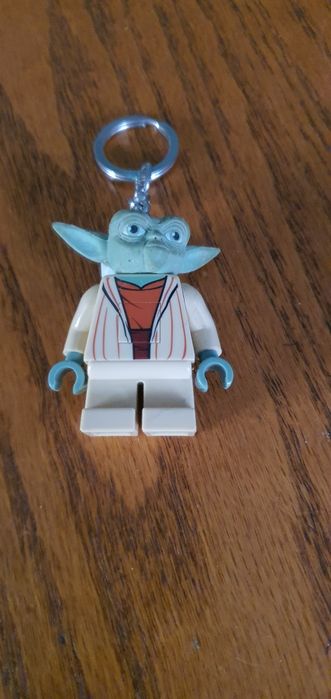 Brelok yoda latarka
