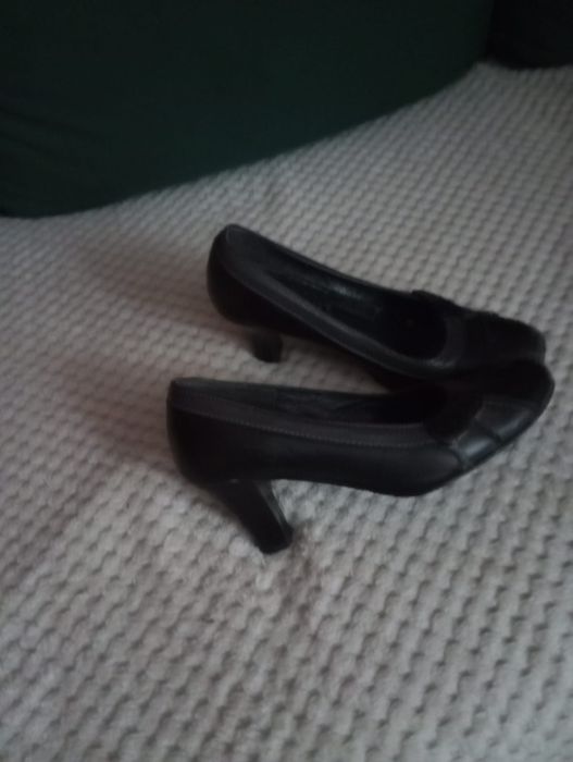 Buty czarne skórzane na obcasie rozmiar 37