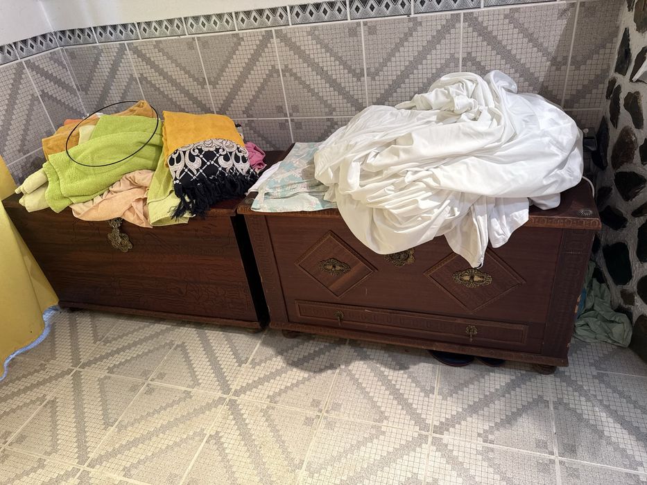 Duas baús em otimo estado