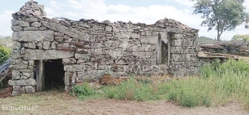 Casa em pedra para reconstrução em Murça / Vila Real