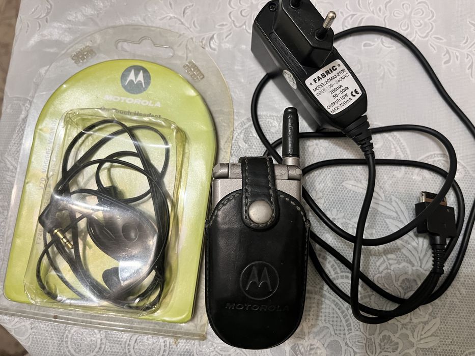 Коллекционный ретро-телефон Motorola V50 (2000 г.) в рабочем состоянии + новые аксессуары