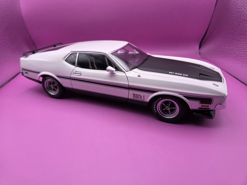 Ford mustang auto art 1:18 millenium mach1