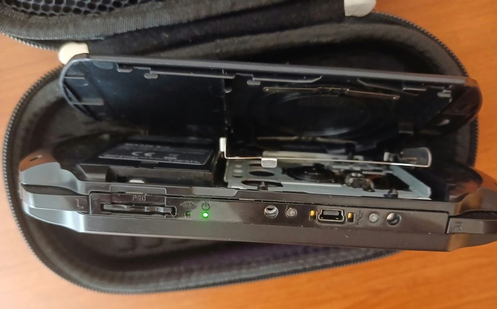 Sony PSP Street E1000 em excelente estado e pouco usada. Inclui carregador, bolsa, cartão de memória  2GB, não sei se UMD funciona