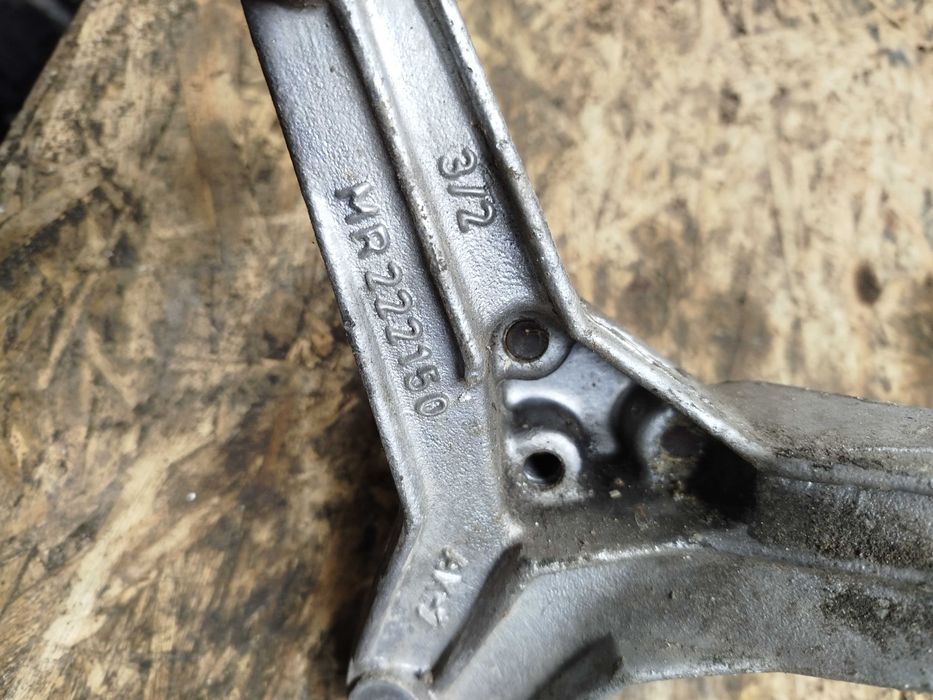 Кронштейн КПП лівий MR222150 Mitsubishi Space Star, Carisma