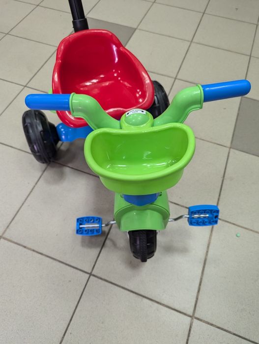 Велосипед трехколесный с ручкой.
