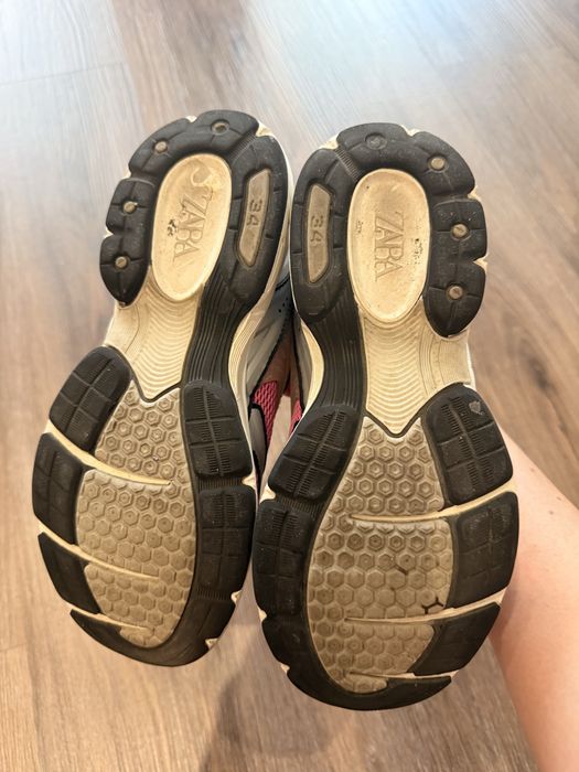 Кросівки Zara, 34, йдуть на 33,5