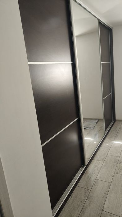 Szafa wnękowa do zabudowy lustro trzydrzwiowa
