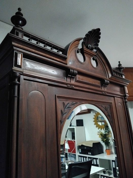 Roupeiro antigo com espelho em bom estado