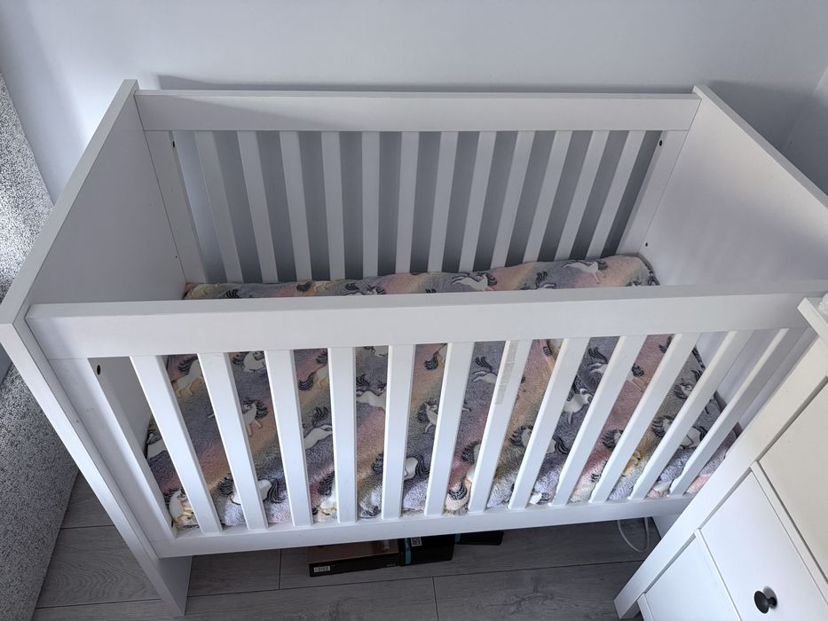 Solidne biale lozeczko z materacem 120x60
