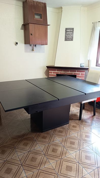 Mesa em madeira s/ cadeiras