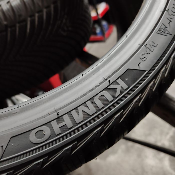 235/35/19 XL Sprzedam parę opon całorocznych Kumho