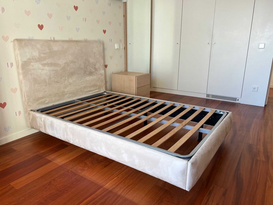 Cama estofada completa com estrado