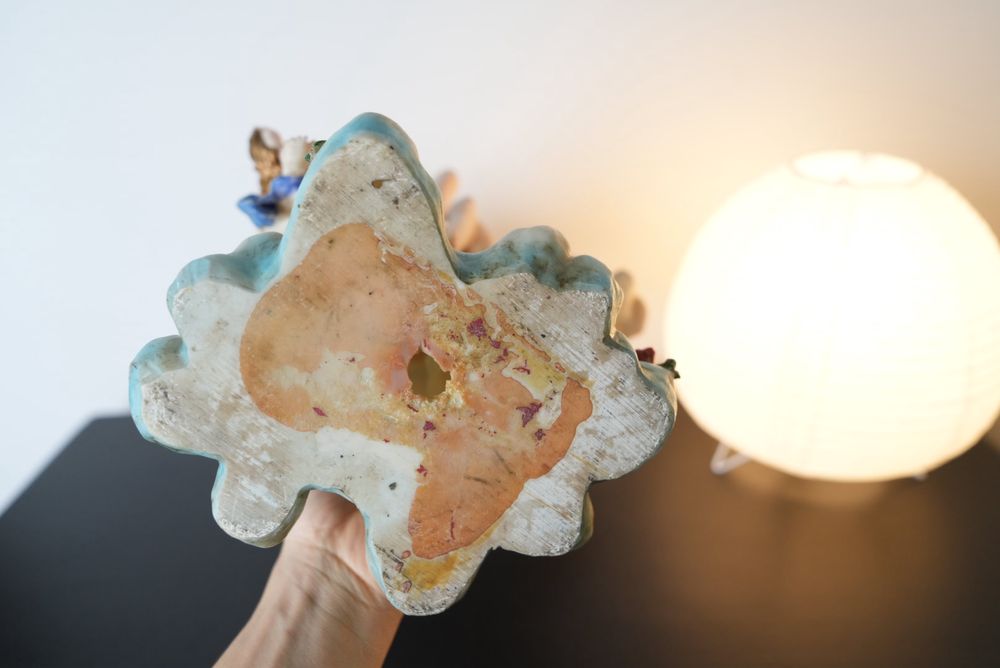 Estátua de Santa guardiã com anjos