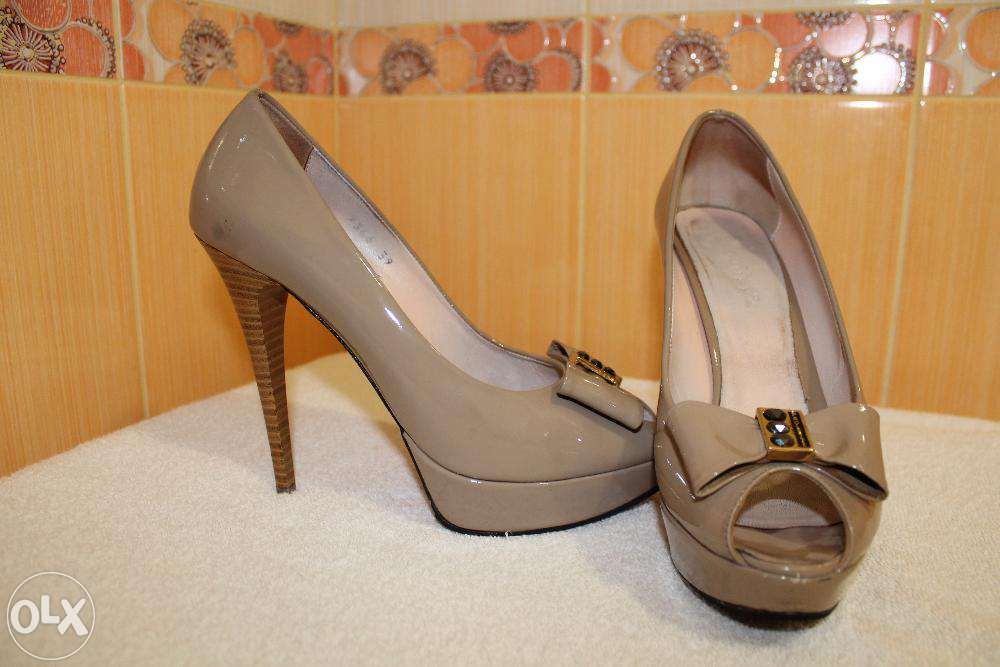 Туфли из лаковой кожи, бежевые, 39 р.