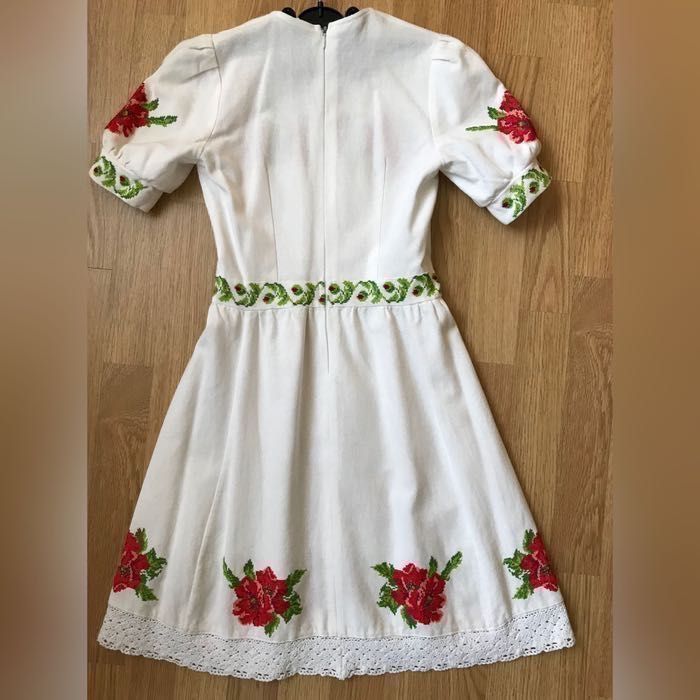 Плаття ручної вишивки для дівчинки