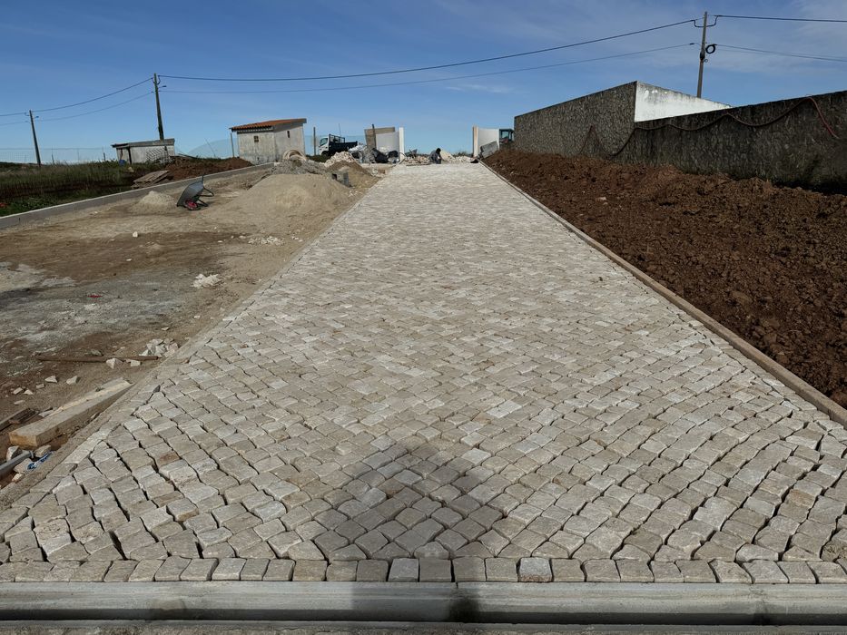 Muro pedra e calcada