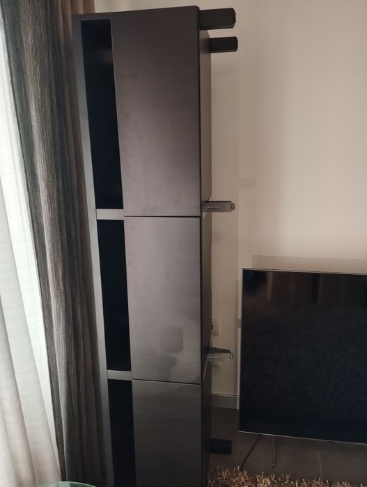 Sofá , móvel de TV e tapete