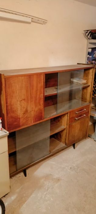 Kredens z czasów PRL ze szklaną witryna