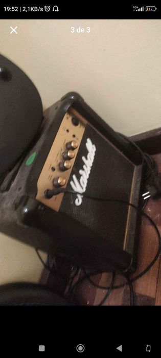 Guitarra elétrica Ibanez gio preto fosco e amplificador Marshall