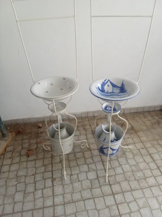 2 lavatórios antigos
