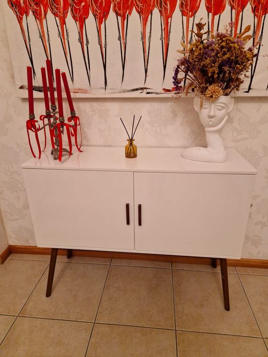 Aparador branco gato preto