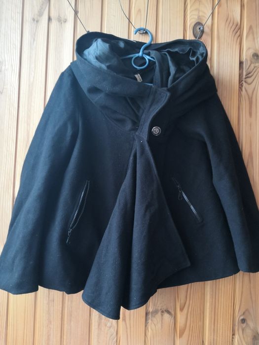 Пальто чорне та капішоном