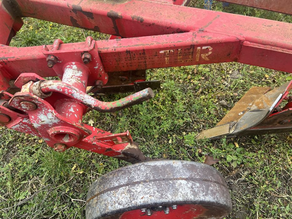 Плуг 3 х корпусний