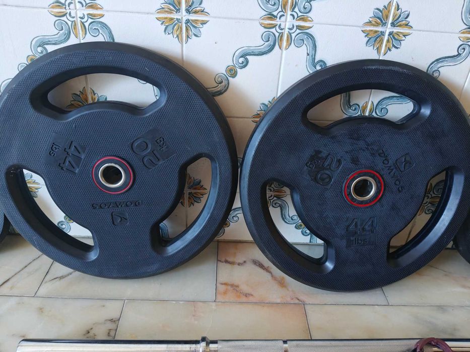 Conjunto de Musculação Domyus Barra + 2 Bloqueadores + 8 Discos (2x20Kg/2x10Kg/2x5Kg/2x2.5Kg)