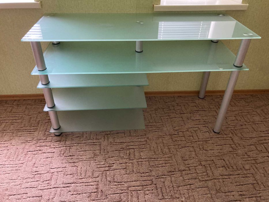 Продам стол-тумбу под видеотехнику