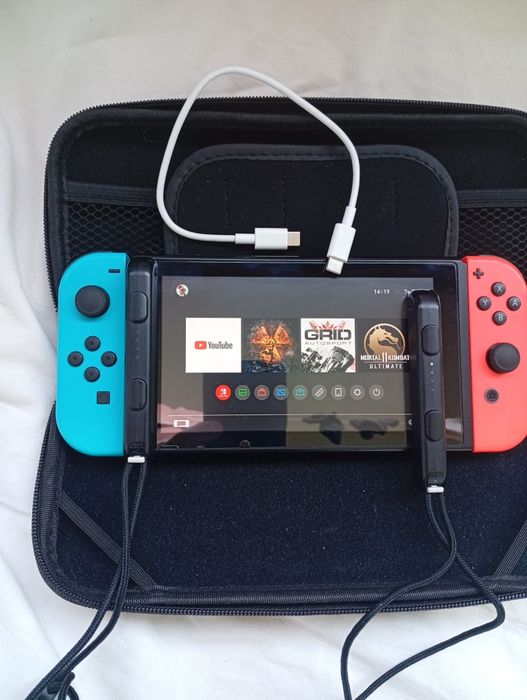 Nintendo Switch V2 128GB + Чохол (Стан 9/10).