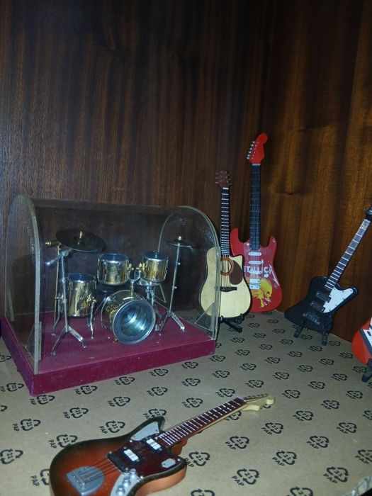 Colecao 24 minitura de viola e guitarra  por 200 €
