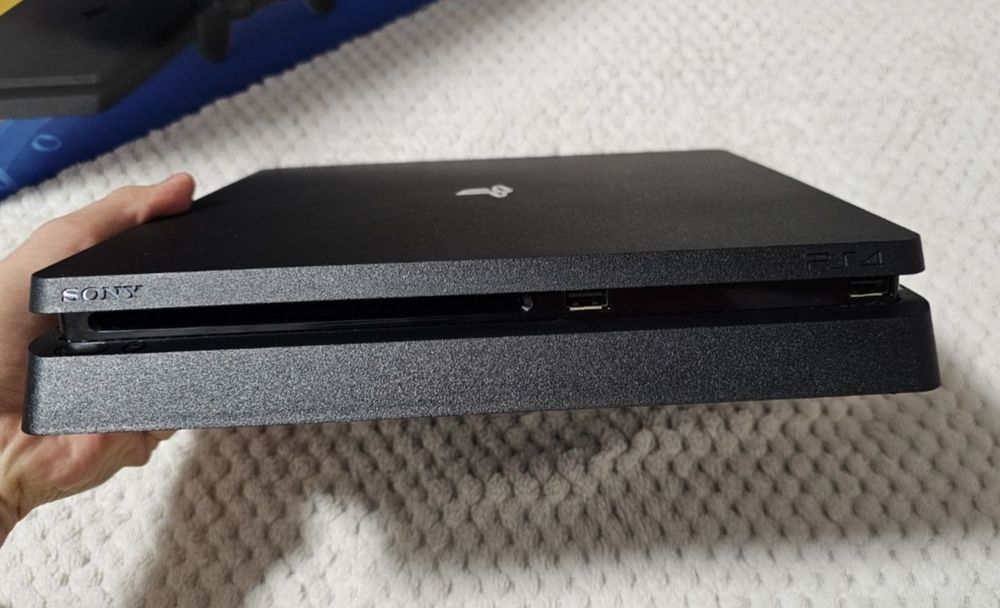 PlayStation 4 Slim 1TB новая + 5игр